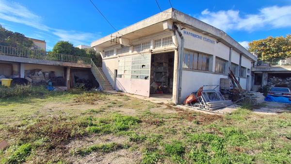 Marseille (13015) Hangar de 400 m2 avec belle hauteur