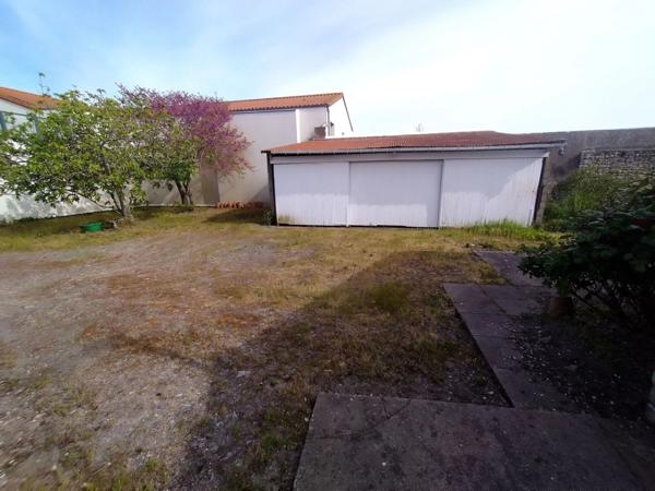 L'AIGUILLON SUR MER 85460 A 2 PAS DU MARCHE MAISON PLAIN PIED AVEC GITE ET DEPENDANCES SUR 994M² A BATIR