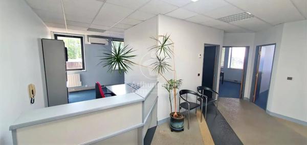 Location                                                      Bureau
                        
                     5 pièces                      90 m2                     à Mont-Saint-Aignan