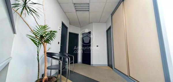 Location                                                      Bureau
                        
                     5 pièces                      90 m2                     à Mont-Saint-Aignan