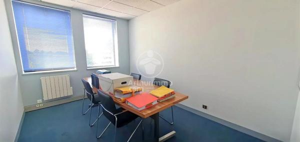 Location                                                      Bureau
                        
                     5 pièces                      90 m2                     à Mont-Saint-Aignan