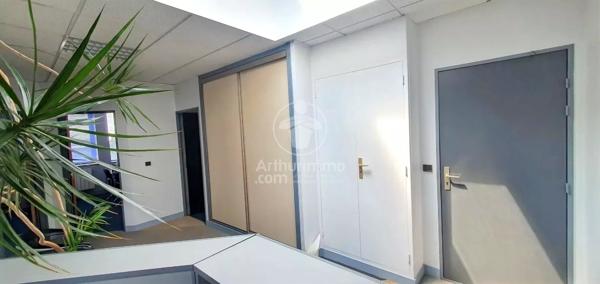 Location                                                      Bureau
                        
                     5 pièces                      90 m2                     à Mont-Saint-Aignan