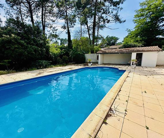 Cap Ferret, vue bassin & port de La Vigne, très belle villa d’architecte, 190 m2, 6 chambres, 6 salles d’eau, grand garage, grande piscine, sur belle parcelle de 1800 m2 environ