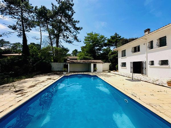 Cap Ferret, vue bassin & port de La Vigne, très belle villa d’architecte, 190 m2, 6 chambres, 6 salles d’eau, grand garage, grande piscine, sur belle parcelle de 1800 m2 environ