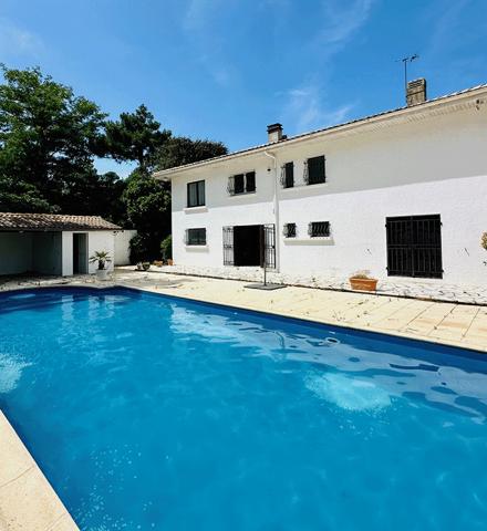 Cap Ferret, vue bassin & port de La Vigne, très belle villa d’architecte, 190 m2, 6 chambres, 6 salles d’eau, grand garage, grande piscine, sur belle parcelle de 1800 m2 environ