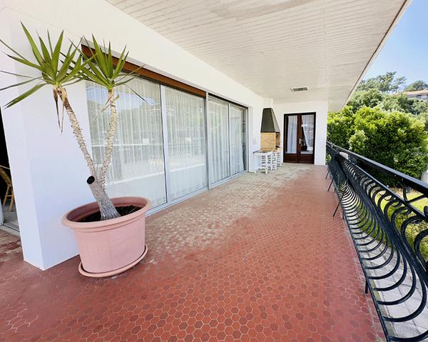Cap Ferret, vue bassin & port de La Vigne, très belle villa d’architecte, 190 m2, 6 chambres, 6 salles d’eau, grand garage, grande piscine, sur belle parcelle de 1800 m2 environ
