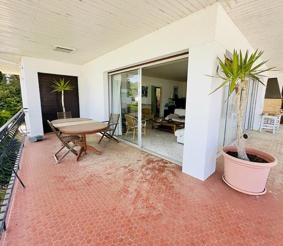 Cap Ferret, vue bassin & port de La Vigne, très belle villa d’architecte, 190 m2, 6 chambres, 6 salles d’eau, grand garage, grande piscine, sur belle parcelle de 1800 m2 environ