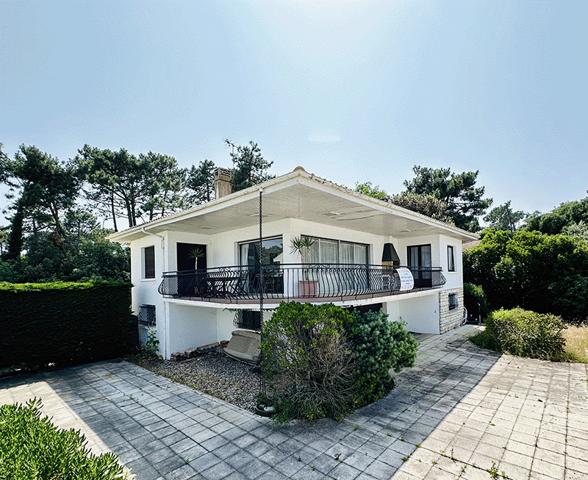 Cap Ferret, vue bassin & port de La Vigne, très belle villa d’architecte, 190 m2, 6 chambres, 6 salles d’eau, grand garage, grande piscine, sur belle parcelle de 1800 m2 environ