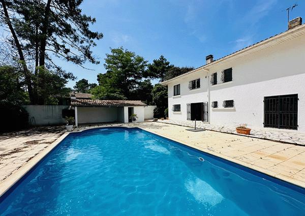 Cap Ferret, vue bassin & port de La Vigne, très belle villa d’architecte, 190 m2, 6 chambres, 6 salles d’eau, grand garage, grande piscine, sur belle parcelle de 1800 m2 environ