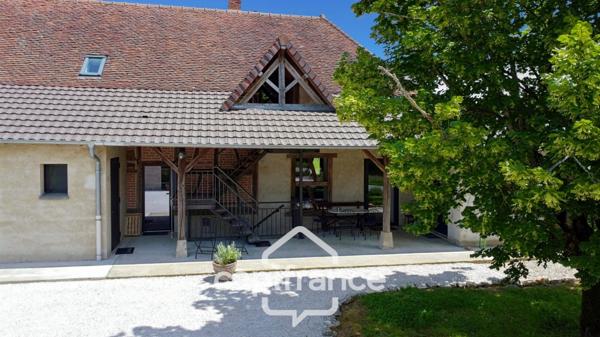 Propriété avec gîtes et chambres d’hôtes dans dépendances séparées et Maison bressane rénovée de 140 m² – Terrain 4374 m² –LOUHANS (71500)