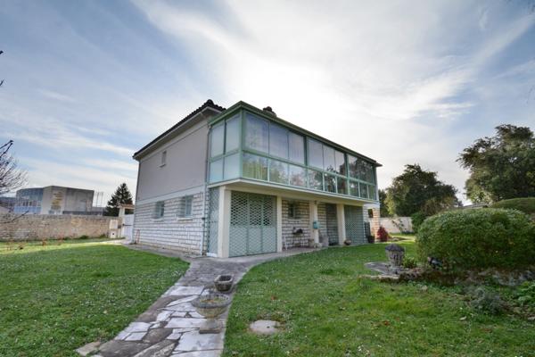 Maison à vendre 5 pièces centre ville 3 chambres/ jardin/ garage LA COURONNE (16)