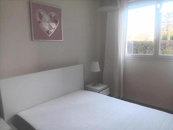 BOIS GUILLAUME TRES BEL APPARTEMENT F2 MEUBLE AVEC JARDIN PRIVATIF ET TERRASSE