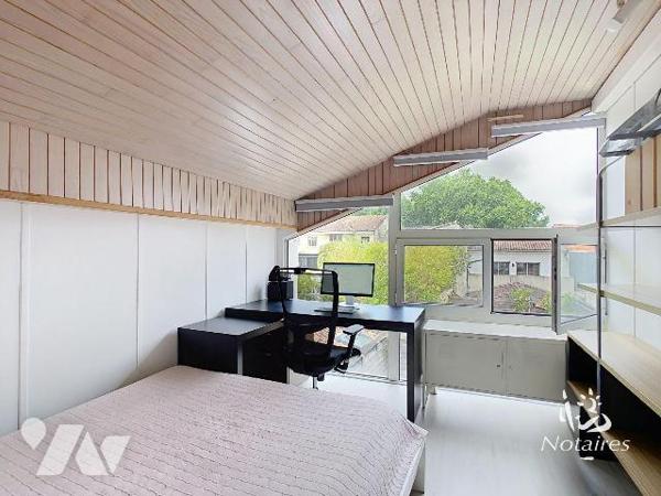 Dans le secteur calme d'Ornano, en retrait de rue, appartement en duplex à l'étage d'une micro ...