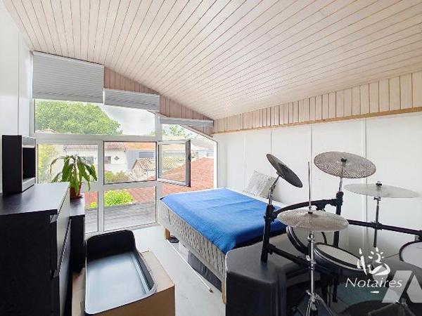 Dans le secteur calme d'Ornano, en retrait de rue, appartement en duplex à l'étage d'une micro ...