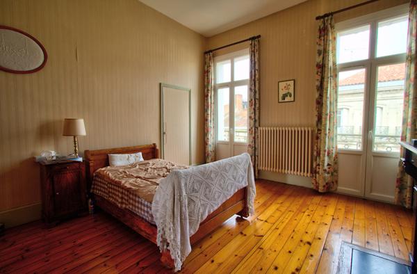 AGEN HYPER CENTRE - Appartement traversant spacieux de 114m2, composé de 4 pièces .