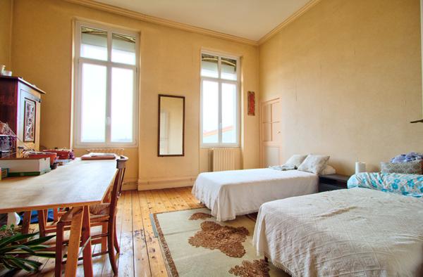 AGEN HYPER CENTRE - Appartement traversant spacieux de 114m2, composé de 4 pièces .