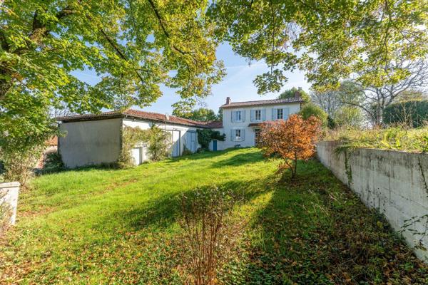 Roumazeries Loubert - Maison de deux chambres avec granges, possibilité de gîte, terrain et proche du lac Roumazieres loubert