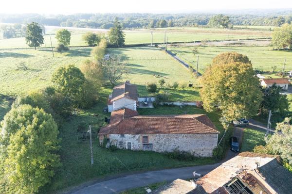 Roumazeries Loubert - Maison de deux chambres avec granges, possibilité de gîte, terrain et proche du lac Roumazieres loubert