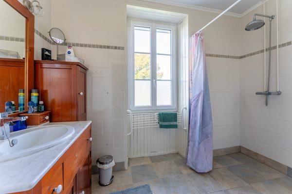 Roumazeries Loubert - Maison de deux chambres avec granges, possibilité de gîte, terrain et proche du lac Roumazieres loubert