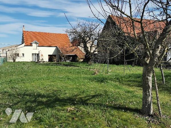 Rare venez découvrir cette belle maison en plein de cœur de Saint Usage avec son magnifique terrain.