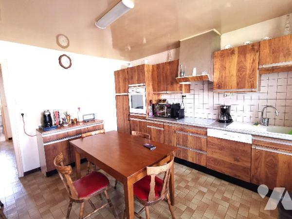 Rare venez découvrir cette belle maison en plein de cœur de Saint Usage avec son magnifique terrain.