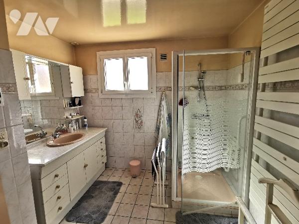 Rare venez découvrir cette belle maison en plein de cœur de Saint Usage avec son magnifique terrain.