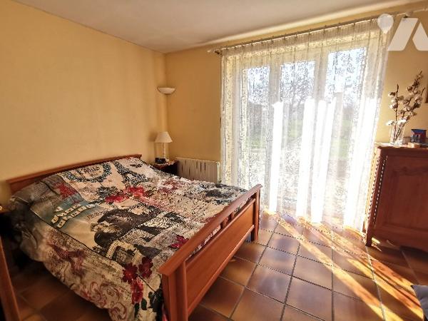 Rare venez découvrir cette belle maison en plein de cœur de Saint Usage avec son magnifique terrain.