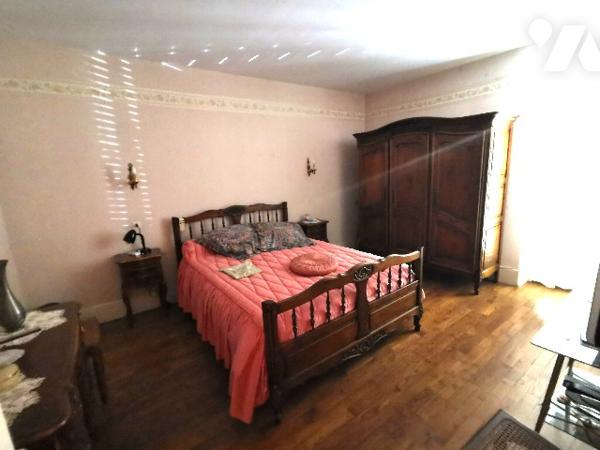 Rare venez découvrir cette belle maison en plein de cœur de Saint Usage avec son magnifique terrain.