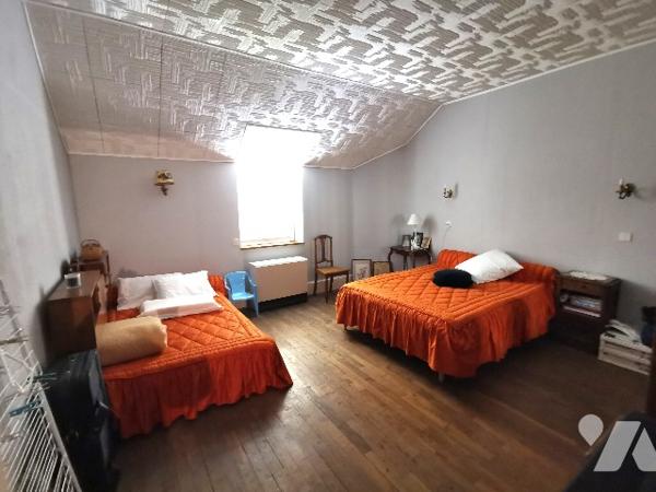 Rare venez découvrir cette belle maison en plein de cœur de Saint Usage avec son magnifique terrain.