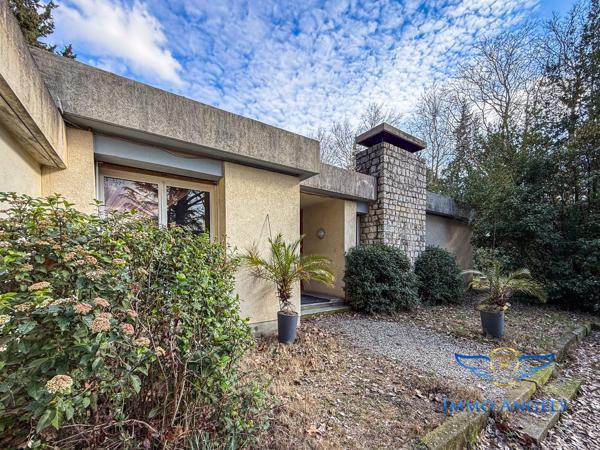 Villa d'architecte de plain-pied avec toit plat avec piscine, à Morières les avignon, proche Golf.