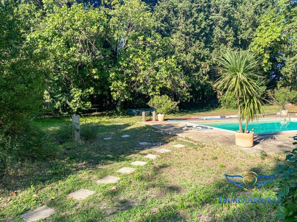 Villa d'architecte de plain-pied avec toit plat avec piscine, à Morières les avignon, proche Golf.