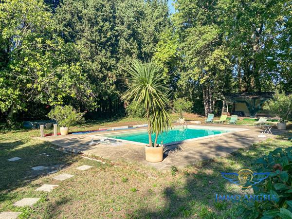 Villa d'architecte de plain-pied avec toit plat avec piscine, à Morières les avignon, proche Golf.