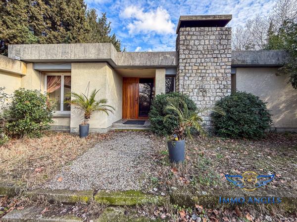 Villa d'architecte de plain-pied avec toit plat avec piscine, à Morières les avignon, proche Golf.