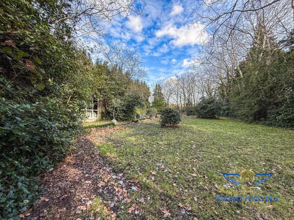 Villa d'architecte de plain-pied avec toit plat avec piscine, à Morières les avignon, proche Golf.