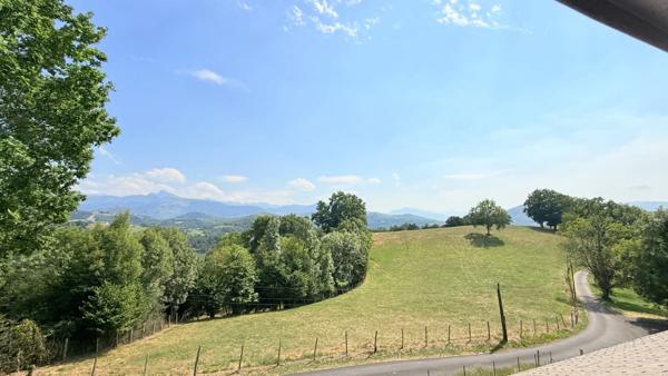 Superbe villa en position dominante aux portes de LOURDES !