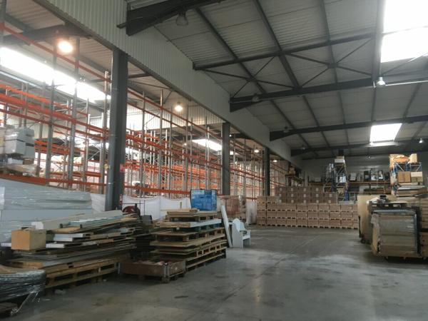 BLANQUEFORT- LOCATION ENTREPOT DE 4886 M² AVEC BUREAUX IDEAL STOCKAGE