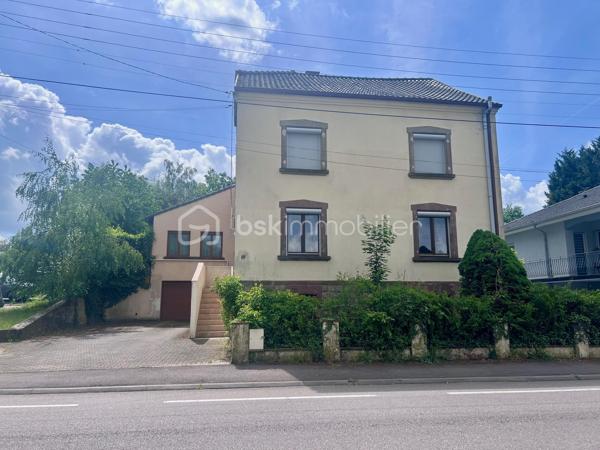 À la recherche d'une maison spacieuse pour accueillir toute votre famille ? Découvrez cette belle maison individuelle située à Forbach, à proximité des commodités, offrant de généreux volumes et un cadre verdoyant particulièrement agréable.

Dès l'entrée, vous serez séduits par les possibilités qu'offre cette maison. Le rez-de-chaussée propose une entrée accueillante, deux chambres, une salle de bains, un WC indépendant, ainsi qu'un vaste espace salon-séjour lumineux et une cuisine avec accès direct à la terrasse et au jardin.

L'étage est idéal pour créer un espace dédié aux enfants ou aux adolescents avec trois chambres supplémentaires, une salle de bains et un WC.

Un grand sous-sol complète l'ensemble et comprend une buanderie, une cave ainsi qu'un garage avec porte motorisée.

Côté confort, la maison dispose de deux systèmes de chauffage : une chaudière au fioul et une chaudière au gaz.

Cette propriété nécessite des travaux de rénovation, mais elle offre un fort potentiel d'aménagement pour créer une maison à votre image. Son agencement est particulièrement adapté à une vie de famille, permettant de distinguer facilement les espaces parents et enfants.

Les atouts :
Grande maison familiale de 5 chambres
Terrasse et jardin arboré
Beaux volumes et nombreuses possibilités d'aménagement
Sous-sol complet avec garage motorisé
Double système de chauffage (gaz et fioul)
Proximité des commerces, écoles et services
Environnement verdoyant

Une opportunité rare pour les familles à la recherche d'espace, de confort et d'un projet de rénovation valorisant.

Contactez-moi dès aujourd'hui pour organiser une visite et découvrir tout le potentiel de cette maison.