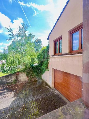 À la recherche d'une maison spacieuse pour accueillir toute votre famille ? Découvrez cette belle maison individuelle située à Forbach, à proximité des commodités, offrant de généreux volumes et un cadre verdoyant particulièrement agréable.

Dès l'entrée, vous serez séduits par les possibilités qu'offre cette maison. Le rez-de-chaussée propose une entrée accueillante, deux chambres, une salle de bains, un WC indépendant, ainsi qu'un vaste espace salon-séjour lumineux et une cuisine avec accès direct à la terrasse et au jardin.

L'étage est idéal pour créer un espace dédié aux enfants ou aux adolescents avec trois chambres supplémentaires, une salle de bains et un WC.

Un grand sous-sol complète l'ensemble et comprend une buanderie, une cave ainsi qu'un garage avec porte motorisée.

Côté confort, la maison dispose de deux systèmes de chauffage : une chaudière au fioul et une chaudière au gaz.

Cette propriété nécessite des travaux de rénovation, mais elle offre un fort potentiel d'aménagement pour créer une maison à votre image. Son agencement est particulièrement adapté à une vie de famille, permettant de distinguer facilement les espaces parents et enfants.

Les atouts :
Grande maison familiale de 5 chambres
Terrasse et jardin arboré
Beaux volumes et nombreuses possibilités d'aménagement
Sous-sol complet avec garage motorisé
Double système de chauffage (gaz et fioul)
Proximité des commerces, écoles et services
Environnement verdoyant

Une opportunité rare pour les familles à la recherche d'espace, de confort et d'un projet de rénovation valorisant.

Contactez-moi dès aujourd'hui pour organiser une visite et découvrir tout le potentiel de cette maison.
