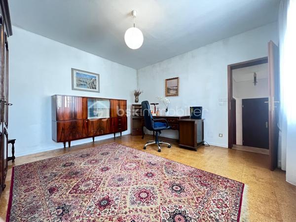 À la recherche d'une maison spacieuse pour accueillir toute votre famille ? Découvrez cette belle maison individuelle située à Forbach, à proximité des commodités, offrant de généreux volumes et un cadre verdoyant particulièrement agréable.

Dès l'entrée, vous serez séduits par les possibilités qu'offre cette maison. Le rez-de-chaussée propose une entrée accueillante, deux chambres, une salle de bains, un WC indépendant, ainsi qu'un vaste espace salon-séjour lumineux et une cuisine avec accès direct à la terrasse et au jardin.

L'étage est idéal pour créer un espace dédié aux enfants ou aux adolescents avec trois chambres supplémentaires, une salle de bains et un WC.

Un grand sous-sol complète l'ensemble et comprend une buanderie, une cave ainsi qu'un garage avec porte motorisée.

Côté confort, la maison dispose de deux systèmes de chauffage : une chaudière au fioul et une chaudière au gaz.

Cette propriété nécessite des travaux de rénovation, mais elle offre un fort potentiel d'aménagement pour créer une maison à votre image. Son agencement est particulièrement adapté à une vie de famille, permettant de distinguer facilement les espaces parents et enfants.

Les atouts :
Grande maison familiale de 5 chambres
Terrasse et jardin arboré
Beaux volumes et nombreuses possibilités d'aménagement
Sous-sol complet avec garage motorisé
Double système de chauffage (gaz et fioul)
Proximité des commerces, écoles et services
Environnement verdoyant

Une opportunité rare pour les familles à la recherche d'espace, de confort et d'un projet de rénovation valorisant.

Contactez-moi dès aujourd'hui pour organiser une visite et découvrir tout le potentiel de cette maison.