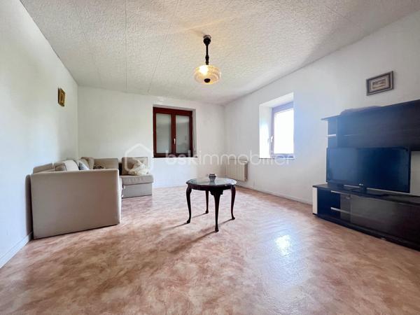 À la recherche d'une maison spacieuse pour accueillir toute votre famille ? Découvrez cette belle maison individuelle située à Forbach, à proximité des commodités, offrant de généreux volumes et un cadre verdoyant particulièrement agréable.

Dès l'entrée, vous serez séduits par les possibilités qu'offre cette maison. Le rez-de-chaussée propose une entrée accueillante, deux chambres, une salle de bains, un WC indépendant, ainsi qu'un vaste espace salon-séjour lumineux et une cuisine avec accès direct à la terrasse et au jardin.

L'étage est idéal pour créer un espace dédié aux enfants ou aux adolescents avec trois chambres supplémentaires, une salle de bains et un WC.

Un grand sous-sol complète l'ensemble et comprend une buanderie, une cave ainsi qu'un garage avec porte motorisée.

Côté confort, la maison dispose de deux systèmes de chauffage : une chaudière au fioul et une chaudière au gaz.

Cette propriété nécessite des travaux de rénovation, mais elle offre un fort potentiel d'aménagement pour créer une maison à votre image. Son agencement est particulièrement adapté à une vie de famille, permettant de distinguer facilement les espaces parents et enfants.

Les atouts :
Grande maison familiale de 5 chambres
Terrasse et jardin arboré
Beaux volumes et nombreuses possibilités d'aménagement
Sous-sol complet avec garage motorisé
Double système de chauffage (gaz et fioul)
Proximité des commerces, écoles et services
Environnement verdoyant

Une opportunité rare pour les familles à la recherche d'espace, de confort et d'un projet de rénovation valorisant.

Contactez-moi dès aujourd'hui pour organiser une visite et découvrir tout le potentiel de cette maison.