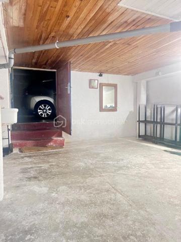 À la recherche d'une maison spacieuse pour accueillir toute votre famille ? Découvrez cette belle maison individuelle située à Forbach, à proximité des commodités, offrant de généreux volumes et un cadre verdoyant particulièrement agréable.

Dès l'entrée, vous serez séduits par les possibilités qu'offre cette maison. Le rez-de-chaussée propose une entrée accueillante, deux chambres, une salle de bains, un WC indépendant, ainsi qu'un vaste espace salon-séjour lumineux et une cuisine avec accès direct à la terrasse et au jardin.

L'étage est idéal pour créer un espace dédié aux enfants ou aux adolescents avec trois chambres supplémentaires, une salle de bains et un WC.

Un grand sous-sol complète l'ensemble et comprend une buanderie, une cave ainsi qu'un garage avec porte motorisée.

Côté confort, la maison dispose de deux systèmes de chauffage : une chaudière au fioul et une chaudière au gaz.

Cette propriété nécessite des travaux de rénovation, mais elle offre un fort potentiel d'aménagement pour créer une maison à votre image. Son agencement est particulièrement adapté à une vie de famille, permettant de distinguer facilement les espaces parents et enfants.

Les atouts :
Grande maison familiale de 5 chambres
Terrasse et jardin arboré
Beaux volumes et nombreuses possibilités d'aménagement
Sous-sol complet avec garage motorisé
Double système de chauffage (gaz et fioul)
Proximité des commerces, écoles et services
Environnement verdoyant

Une opportunité rare pour les familles à la recherche d'espace, de confort et d'un projet de rénovation valorisant.

Contactez-moi dès aujourd'hui pour organiser une visite et découvrir tout le potentiel de cette maison.