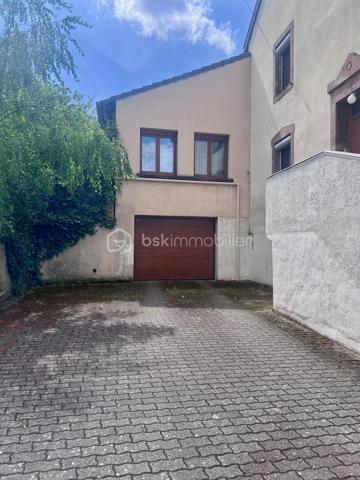 À la recherche d'une maison spacieuse pour accueillir toute votre famille ? Découvrez cette belle maison individuelle située à Forbach, à proximité des commodités, offrant de généreux volumes et un cadre verdoyant particulièrement agréable.

Dès l'entrée, vous serez séduits par les possibilités qu'offre cette maison. Le rez-de-chaussée propose une entrée accueillante, deux chambres, une salle de bains, un WC indépendant, ainsi qu'un vaste espace salon-séjour lumineux et une cuisine avec accès direct à la terrasse et au jardin.

L'étage est idéal pour créer un espace dédié aux enfants ou aux adolescents avec trois chambres supplémentaires, une salle de bains et un WC.

Un grand sous-sol complète l'ensemble et comprend une buanderie, une cave ainsi qu'un garage avec porte motorisée.

Côté confort, la maison dispose de deux systèmes de chauffage : une chaudière au fioul et une chaudière au gaz.

Cette propriété nécessite des travaux de rénovation, mais elle offre un fort potentiel d'aménagement pour créer une maison à votre image. Son agencement est particulièrement adapté à une vie de famille, permettant de distinguer facilement les espaces parents et enfants.

Les atouts :
Grande maison familiale de 5 chambres
Terrasse et jardin arboré
Beaux volumes et nombreuses possibilités d'aménagement
Sous-sol complet avec garage motorisé
Double système de chauffage (gaz et fioul)
Proximité des commerces, écoles et services
Environnement verdoyant

Une opportunité rare pour les familles à la recherche d'espace, de confort et d'un projet de rénovation valorisant.

Contactez-moi dès aujourd'hui pour organiser une visite et découvrir tout le potentiel de cette maison.
