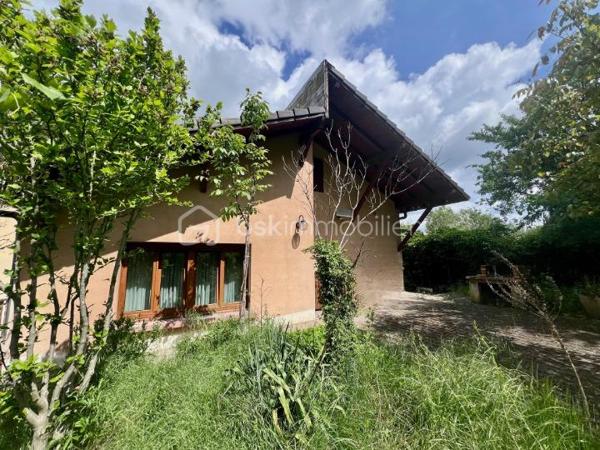À la recherche d'une maison spacieuse pour accueillir toute votre famille ? Découvrez cette belle maison individuelle située à Forbach, à proximité des commodités, offrant de généreux volumes et un cadre verdoyant particulièrement agréable.

Dès l'entrée, vous serez séduits par les possibilités qu'offre cette maison. Le rez-de-chaussée propose une entrée accueillante, deux chambres, une salle de bains, un WC indépendant, ainsi qu'un vaste espace salon-séjour lumineux et une cuisine avec accès direct à la terrasse et au jardin.

L'étage est idéal pour créer un espace dédié aux enfants ou aux adolescents avec trois chambres supplémentaires, une salle de bains et un WC.

Un grand sous-sol complète l'ensemble et comprend une buanderie, une cave ainsi qu'un garage avec porte motorisée.

Côté confort, la maison dispose de deux systèmes de chauffage : une chaudière au fioul et une chaudière au gaz.

Cette propriété nécessite des travaux de rénovation, mais elle offre un fort potentiel d'aménagement pour créer une maison à votre image. Son agencement est particulièrement adapté à une vie de famille, permettant de distinguer facilement les espaces parents et enfants.

Les atouts :
Grande maison familiale de 5 chambres
Terrasse et jardin arboré
Beaux volumes et nombreuses possibilités d'aménagement
Sous-sol complet avec garage motorisé
Double système de chauffage (gaz et fioul)
Proximité des commerces, écoles et services
Environnement verdoyant

Une opportunité rare pour les familles à la recherche d'espace, de confort et d'un projet de rénovation valorisant.

Contactez-moi dès aujourd'hui pour organiser une visite et découvrir tout le potentiel de cette maison.