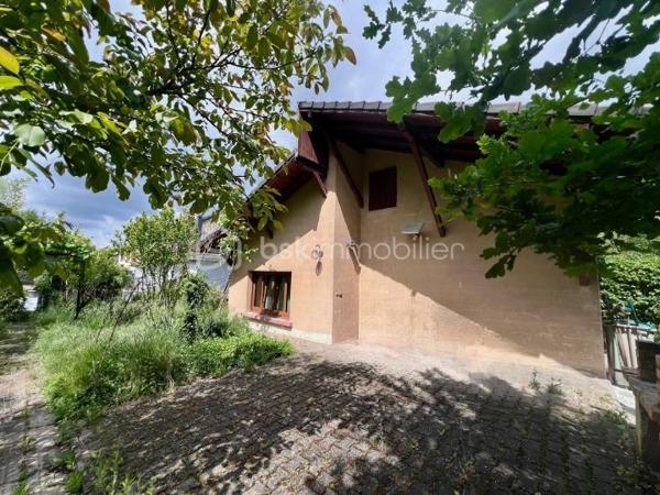 À la recherche d'une maison spacieuse pour accueillir toute votre famille ? Découvrez cette belle maison individuelle située à Forbach, à proximité des commodités, offrant de généreux volumes et un cadre verdoyant particulièrement agréable.

Dès l'entrée, vous serez séduits par les possibilités qu'offre cette maison. Le rez-de-chaussée propose une entrée accueillante, deux chambres, une salle de bains, un WC indépendant, ainsi qu'un vaste espace salon-séjour lumineux et une cuisine avec accès direct à la terrasse et au jardin.

L'étage est idéal pour créer un espace dédié aux enfants ou aux adolescents avec trois chambres supplémentaires, une salle de bains et un WC.

Un grand sous-sol complète l'ensemble et comprend une buanderie, une cave ainsi qu'un garage avec porte motorisée.

Côté confort, la maison dispose de deux systèmes de chauffage : une chaudière au fioul et une chaudière au gaz.

Cette propriété nécessite des travaux de rénovation, mais elle offre un fort potentiel d'aménagement pour créer une maison à votre image. Son agencement est particulièrement adapté à une vie de famille, permettant de distinguer facilement les espaces parents et enfants.

Les atouts :
Grande maison familiale de 5 chambres
Terrasse et jardin arboré
Beaux volumes et nombreuses possibilités d'aménagement
Sous-sol complet avec garage motorisé
Double système de chauffage (gaz et fioul)
Proximité des commerces, écoles et services
Environnement verdoyant

Une opportunité rare pour les familles à la recherche d'espace, de confort et d'un projet de rénovation valorisant.

Contactez-moi dès aujourd'hui pour organiser une visite et découvrir tout le potentiel de cette maison.