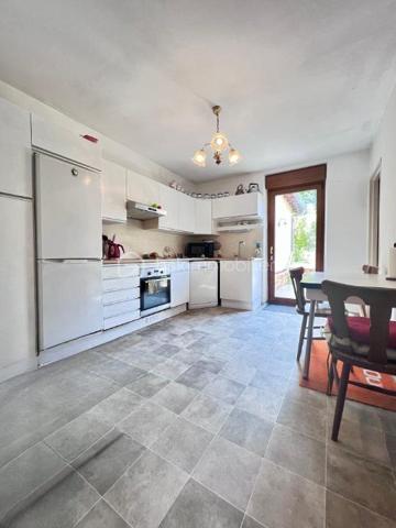 À la recherche d'une maison spacieuse pour accueillir toute votre famille ? Découvrez cette belle maison individuelle située à Forbach, à proximité des commodités, offrant de généreux volumes et un cadre verdoyant particulièrement agréable.

Dès l'entrée, vous serez séduits par les possibilités qu'offre cette maison. Le rez-de-chaussée propose une entrée accueillante, deux chambres, une salle de bains, un WC indépendant, ainsi qu'un vaste espace salon-séjour lumineux et une cuisine avec accès direct à la terrasse et au jardin.

L'étage est idéal pour créer un espace dédié aux enfants ou aux adolescents avec trois chambres supplémentaires, une salle de bains et un WC.

Un grand sous-sol complète l'ensemble et comprend une buanderie, une cave ainsi qu'un garage avec porte motorisée.

Côté confort, la maison dispose de deux systèmes de chauffage : une chaudière au fioul et une chaudière au gaz.

Cette propriété nécessite des travaux de rénovation, mais elle offre un fort potentiel d'aménagement pour créer une maison à votre image. Son agencement est particulièrement adapté à une vie de famille, permettant de distinguer facilement les espaces parents et enfants.

Les atouts :
Grande maison familiale de 5 chambres
Terrasse et jardin arboré
Beaux volumes et nombreuses possibilités d'aménagement
Sous-sol complet avec garage motorisé
Double système de chauffage (gaz et fioul)
Proximité des commerces, écoles et services
Environnement verdoyant

Une opportunité rare pour les familles à la recherche d'espace, de confort et d'un projet de rénovation valorisant.

Contactez-moi dès aujourd'hui pour organiser une visite et découvrir tout le potentiel de cette maison.