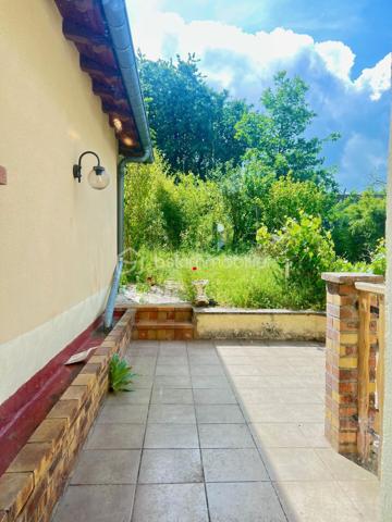 À la recherche d'une maison spacieuse pour accueillir toute votre famille ? Découvrez cette belle maison individuelle située à Forbach, à proximité des commodités, offrant de généreux volumes et un cadre verdoyant particulièrement agréable.

Dès l'entrée, vous serez séduits par les possibilités qu'offre cette maison. Le rez-de-chaussée propose une entrée accueillante, deux chambres, une salle de bains, un WC indépendant, ainsi qu'un vaste espace salon-séjour lumineux et une cuisine avec accès direct à la terrasse et au jardin.

L'étage est idéal pour créer un espace dédié aux enfants ou aux adolescents avec trois chambres supplémentaires, une salle de bains et un WC.

Un grand sous-sol complète l'ensemble et comprend une buanderie, une cave ainsi qu'un garage avec porte motorisée.

Côté confort, la maison dispose de deux systèmes de chauffage : une chaudière au fioul et une chaudière au gaz.

Cette propriété nécessite des travaux de rénovation, mais elle offre un fort potentiel d'aménagement pour créer une maison à votre image. Son agencement est particulièrement adapté à une vie de famille, permettant de distinguer facilement les espaces parents et enfants.

Les atouts :
Grande maison familiale de 5 chambres
Terrasse et jardin arboré
Beaux volumes et nombreuses possibilités d'aménagement
Sous-sol complet avec garage motorisé
Double système de chauffage (gaz et fioul)
Proximité des commerces, écoles et services
Environnement verdoyant

Une opportunité rare pour les familles à la recherche d'espace, de confort et d'un projet de rénovation valorisant.

Contactez-moi dès aujourd'hui pour organiser une visite et découvrir tout le potentiel de cette maison.