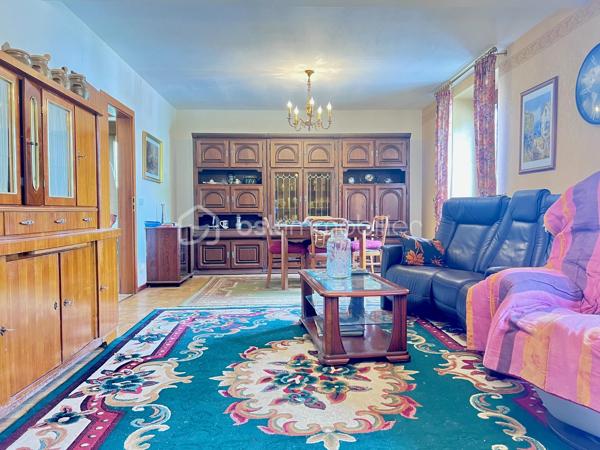 À la recherche d'une maison spacieuse pour accueillir toute votre famille ? Découvrez cette belle maison individuelle située à Forbach, à proximité des commodités, offrant de généreux volumes et un cadre verdoyant particulièrement agréable.

Dès l'entrée, vous serez séduits par les possibilités qu'offre cette maison. Le rez-de-chaussée propose une entrée accueillante, deux chambres, une salle de bains, un WC indépendant, ainsi qu'un vaste espace salon-séjour lumineux et une cuisine avec accès direct à la terrasse et au jardin.

L'étage est idéal pour créer un espace dédié aux enfants ou aux adolescents avec trois chambres supplémentaires, une salle de bains et un WC.

Un grand sous-sol complète l'ensemble et comprend une buanderie, une cave ainsi qu'un garage avec porte motorisée.

Côté confort, la maison dispose de deux systèmes de chauffage : une chaudière au fioul et une chaudière au gaz.

Cette propriété nécessite des travaux de rénovation, mais elle offre un fort potentiel d'aménagement pour créer une maison à votre image. Son agencement est particulièrement adapté à une vie de famille, permettant de distinguer facilement les espaces parents et enfants.

Les atouts :
Grande maison familiale de 5 chambres
Terrasse et jardin arboré
Beaux volumes et nombreuses possibilités d'aménagement
Sous-sol complet avec garage motorisé
Double système de chauffage (gaz et fioul)
Proximité des commerces, écoles et services
Environnement verdoyant

Une opportunité rare pour les familles à la recherche d'espace, de confort et d'un projet de rénovation valorisant.

Contactez-moi dès aujourd'hui pour organiser une visite et découvrir tout le potentiel de cette maison.