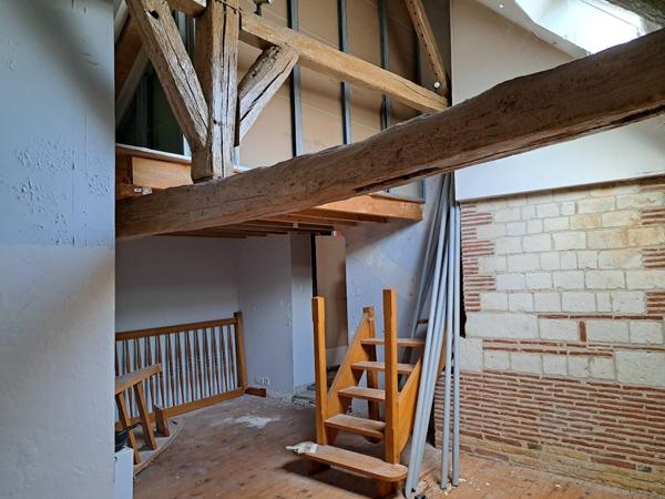 Triplex d'habitation avec  grande terrasse, divisible en lots distincts.