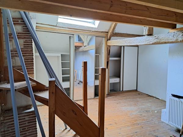 Triplex d'habitation avec  grande terrasse, divisible en lots distincts.