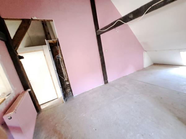 Triplex d'habitation avec  grande terrasse, divisible en lots distincts.
